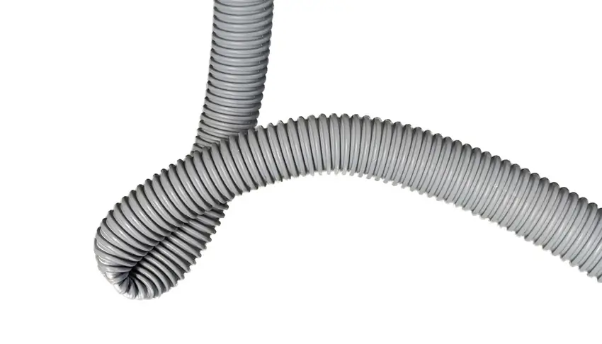 Ống xả nước bị gập khiến nước không thể thoát ra ngoài