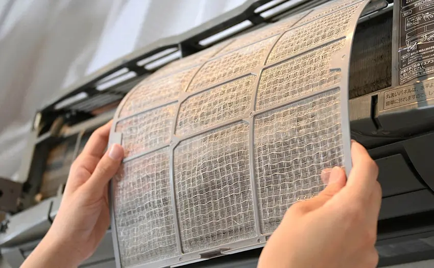 Tháo mặt nạ dàn lạnh để vệ sinh