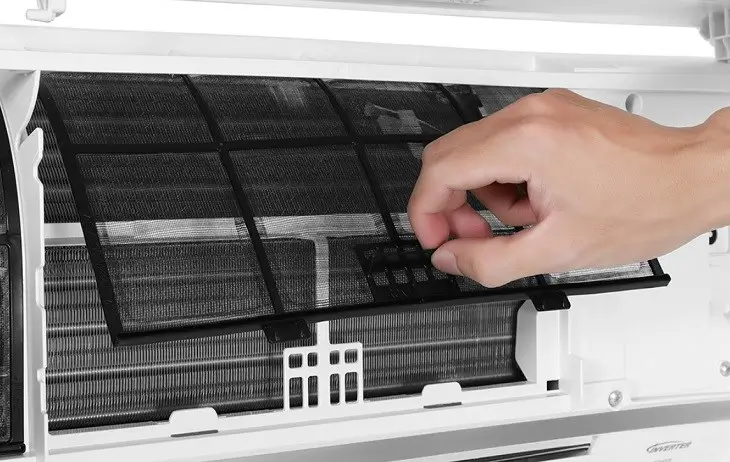 Tại sao máy lạnh không lạnh? 7 nguyên nhân & cách sửa tại nhà Vệ sinh và lắp lại lưới lọc gió dàn lạnh