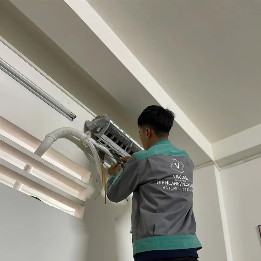 Máy lạnh bị chảy nước phải làm sao? Cách xử lý nhanh tại nhà Kỹ thuật viên Vincool thực hiện kiểm tra chuyên sâu máy lạnh để tìm nguyên nhân gây chảy nước