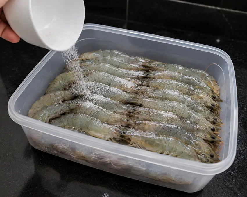 Rắc một lớp đường cát mỏng để tôm giữ độ giòn và không bị đen trước khi cho vào ngăn mát tủ lạnh