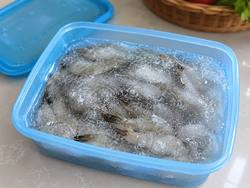 Cách bảo quản tôm trong tủ lạnh không bị đen bằng hộp nước đá