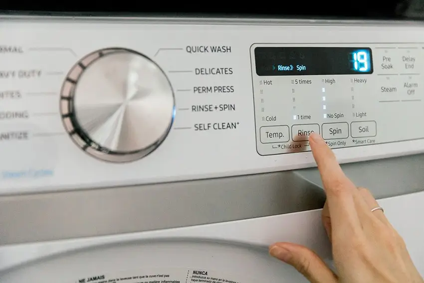 Kích hoạt chế độ xả hoặc vắt để giải phóng hết nước ra ngoài