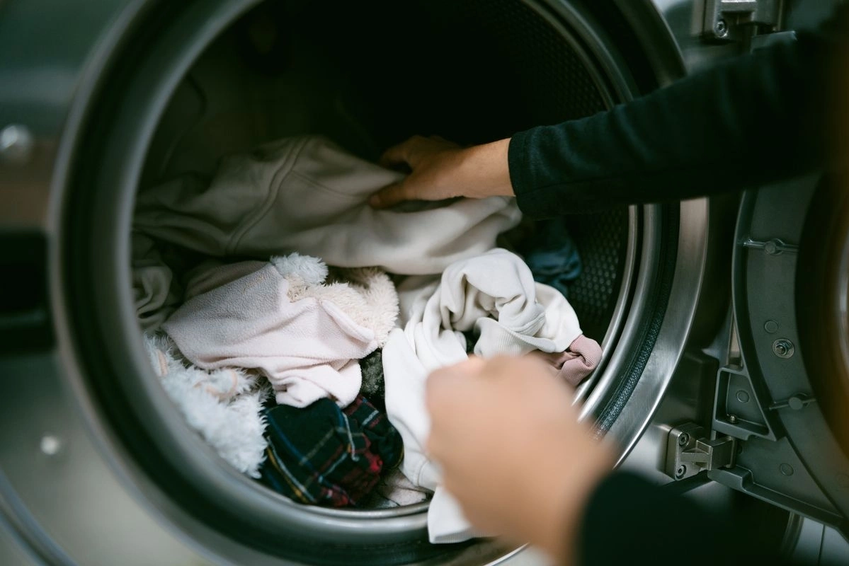 Tiến hành tạm ngưng, mở nắp máy và dàn đều lại quần áo