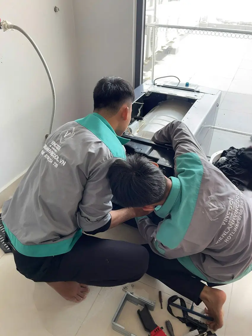 Kỹ thuật viên Vincool thực hiện kiểm tra bộ giảm xóc