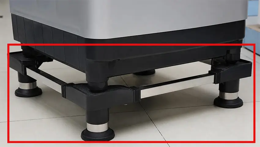 Hãy đảm bảo các chân vít để bốn góc máy đều tiếp xúc chắc chắn với sàn nhà