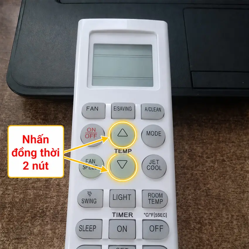 Nếu remote bị khóa, cách mở phổ biến nhất là nhấn cùng lúc nút tăng và giảm nhiệt độ