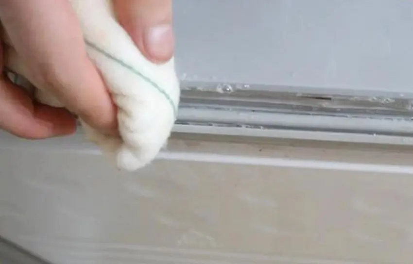 Vệ sinh ron bằng khăn mềm và nước ấm