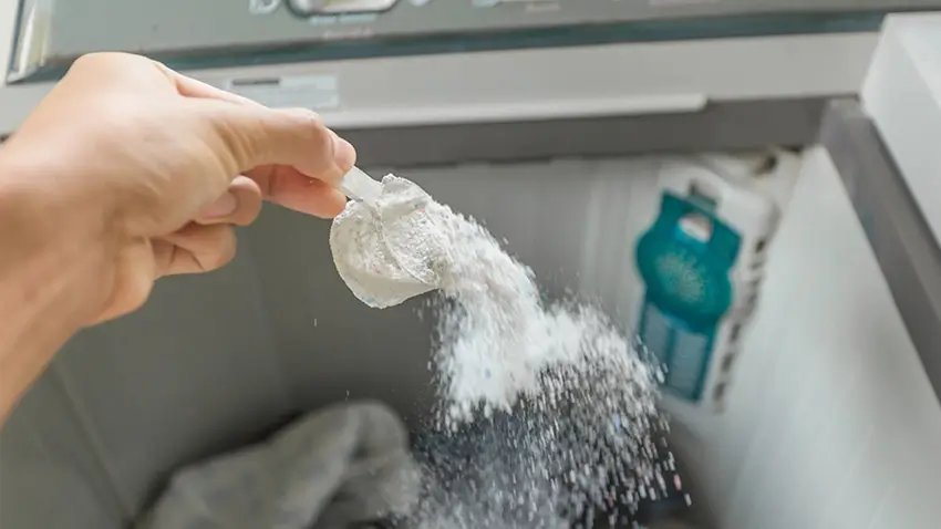 Dùng quá nhiều bột giặt hoặc nước giặt