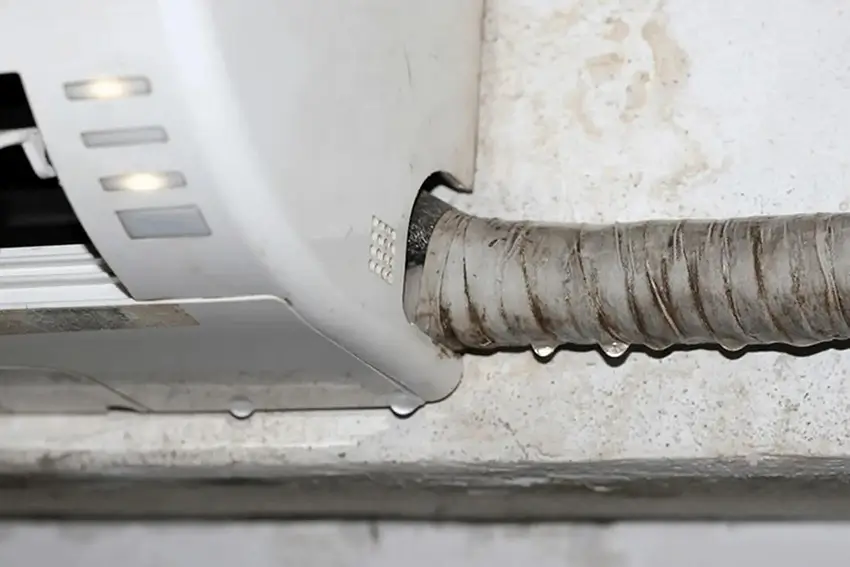 Ống thoát nước máy lạnh bị đọng bẩn gây mùi hôi