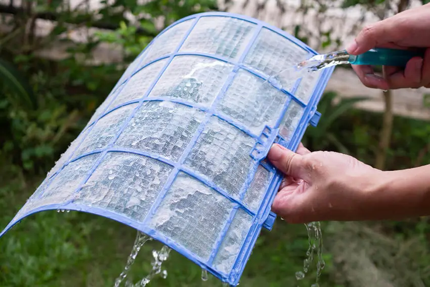 Gỡ và vệ sinh lưới lọc máy lạnh