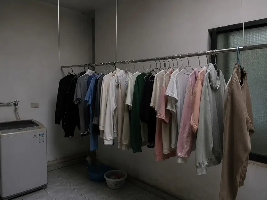 Phơi quần áo ở nơi thiếu nắng, gió thì quần áo sẽ rất khó khô