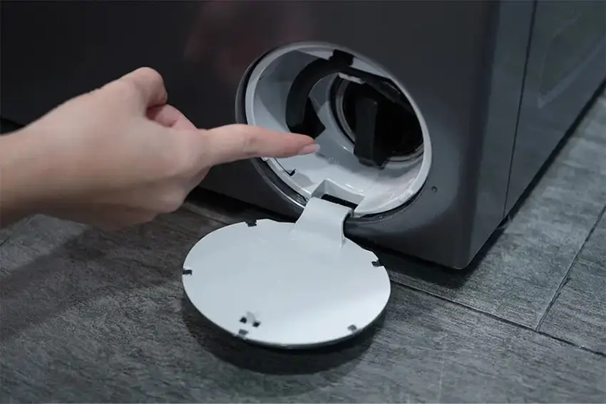 Bộ lọc xả máy giặt cửa ngang thường nằm ở góc dưới mặt trước máy