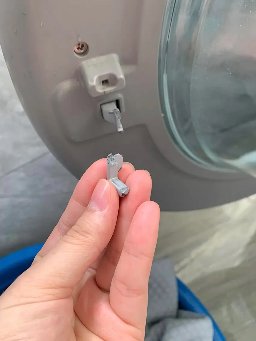 Lỗi E2 máy giặt Sharp là gì? Nguyên nhân và cách xử lý Chốt cửa máy giặt qua thời gian sử dụng lâu bị gãy