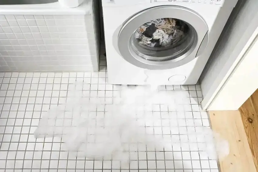 Rò rỉ nước từ đường cấp hoặc đường xả