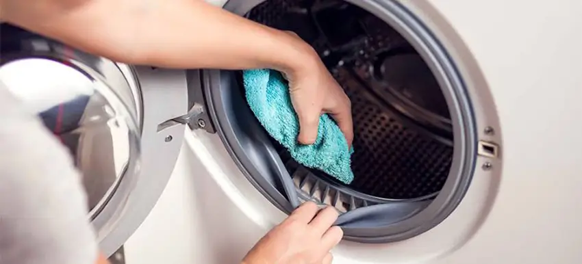 Lau khô lại gioăng sau khi loại bỏ cặn bẩn bám trong gioăng