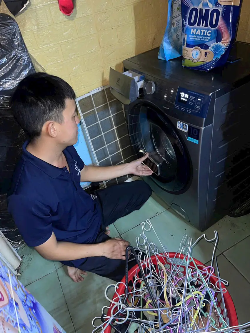 Vệ sinh máy giặt Quận 6 tại nhà có mặt nhanh trong 30 phút Kỹ thuật viên Vincool kiểm tra tình trạng thực tế, xác nhận hạng mục cần vệ sinh