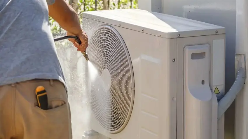 Cách vệ sinh cục nóng điều hòa đúng cách và an toàn tại nhà